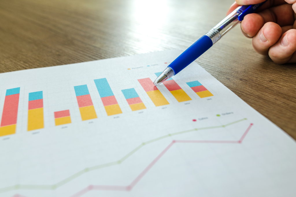 Pen pointing to a column chart showing SEO performance results