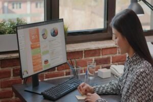 A woman taking notes from the dashboard in digital marketing