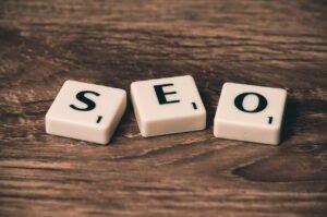 The word SEO spelled using Scrabble tiles