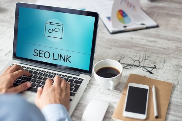 Man creating internal links for SEO