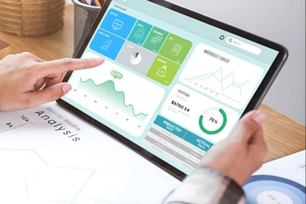 Man analyzing traffic generated by backlinks