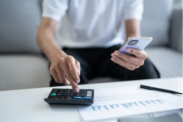 SEO Specialist calculating guest posts costs
